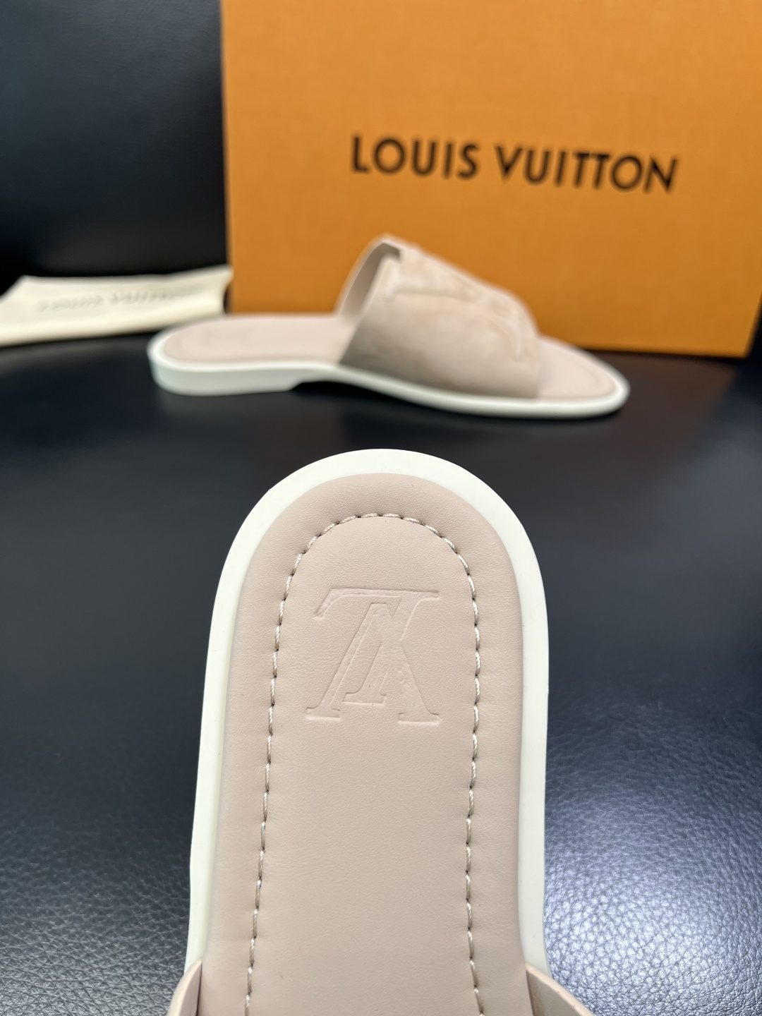 Lv 高品质 顶级工艺品 路易威登，拖鞋 专柜同步原厂配置，鞋面意大利进口，高品质拼接缤纷色彩复杂工艺品