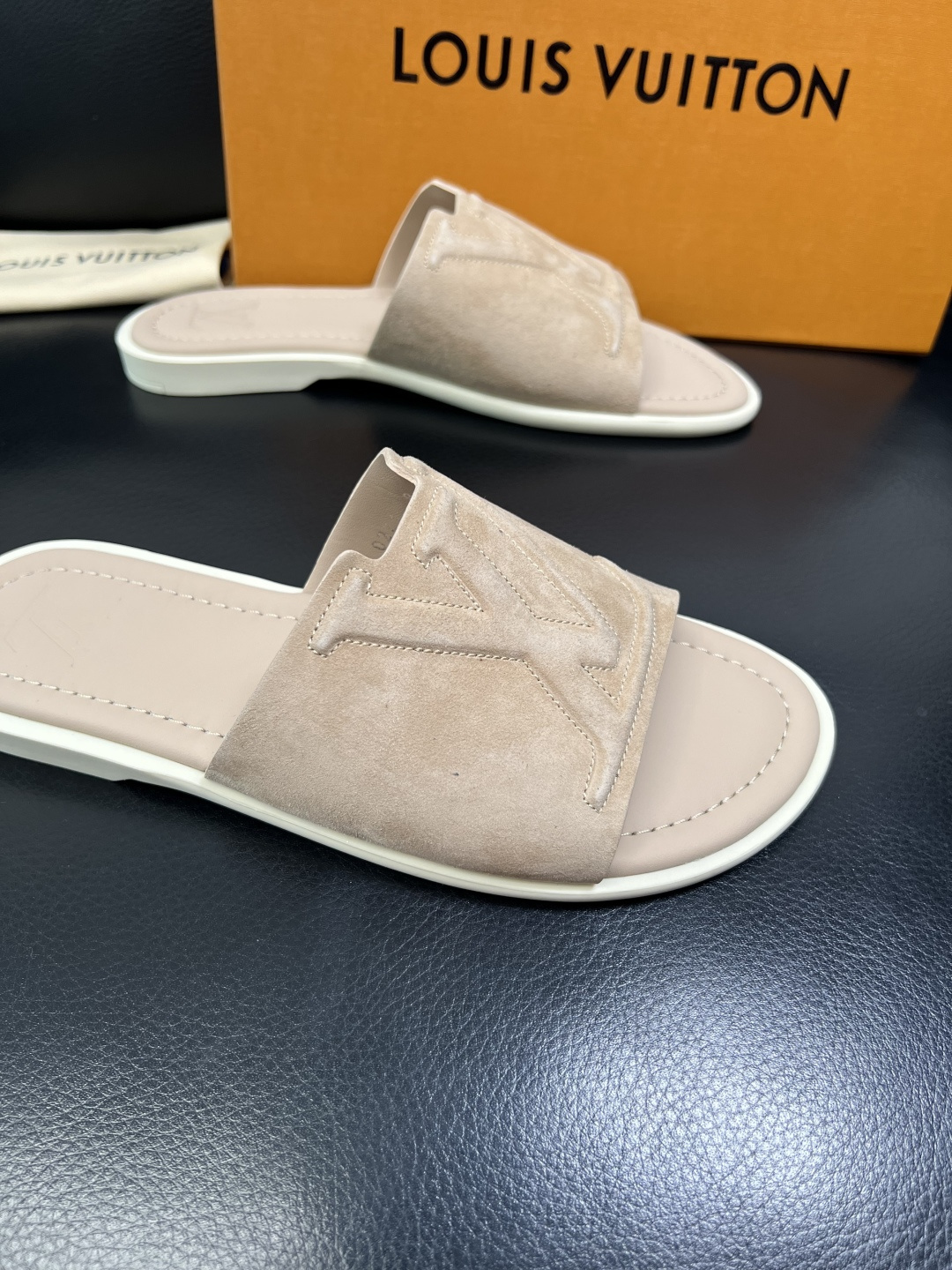 Lv 高品质 顶级工艺品 路易威登，拖鞋 专柜同步原厂配置，鞋面意大利进口，高品质拼接缤纷色彩复杂工艺品