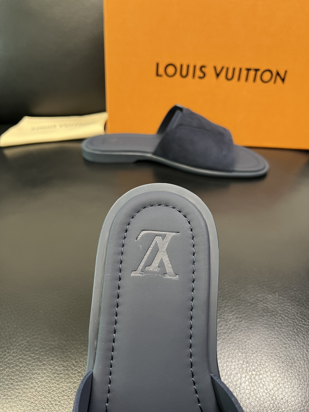 Lv 高品质 顶级工艺品 路易威登，拖鞋 专柜同步原厂配置，鞋面意大利进口，高品质拼接缤纷色彩复杂工艺品