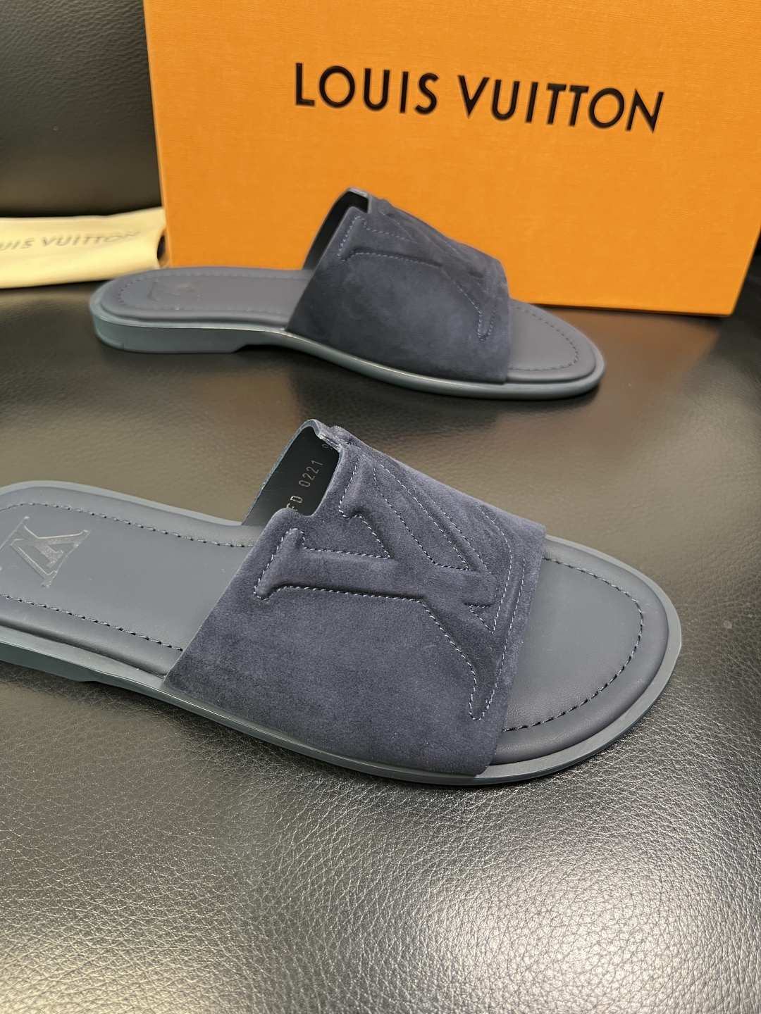 Lv 高品质 顶级工艺品 路易威登，拖鞋 专柜同步原厂配置，鞋面意大利进口，高品质拼接缤纷色彩复杂工艺品