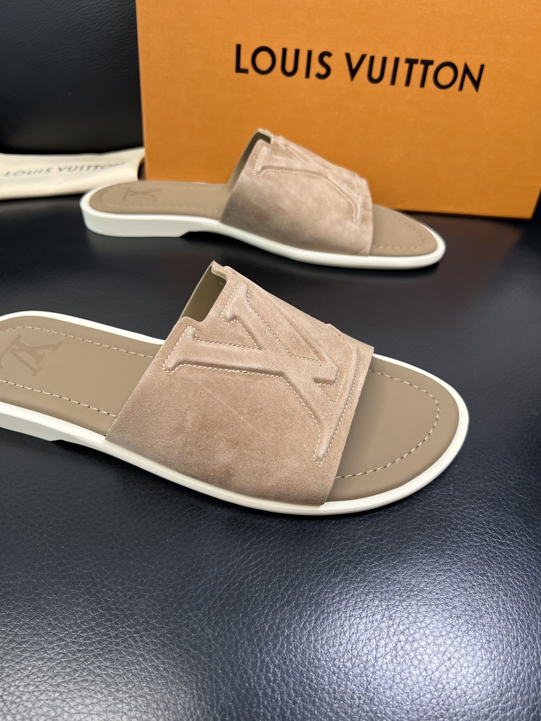 Lv 高品质 顶级工艺品 路易威登，拖鞋 专柜同步原厂配置，鞋面意大利进口，高品质拼接缤纷色彩复杂工艺品
