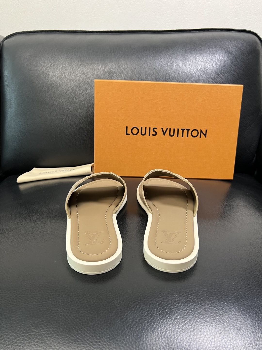 Lv 高品质 顶级工艺品 路易威登，拖鞋 专柜同步原厂配置，鞋面意大利进口，高品质拼接缤纷色彩复杂工艺品