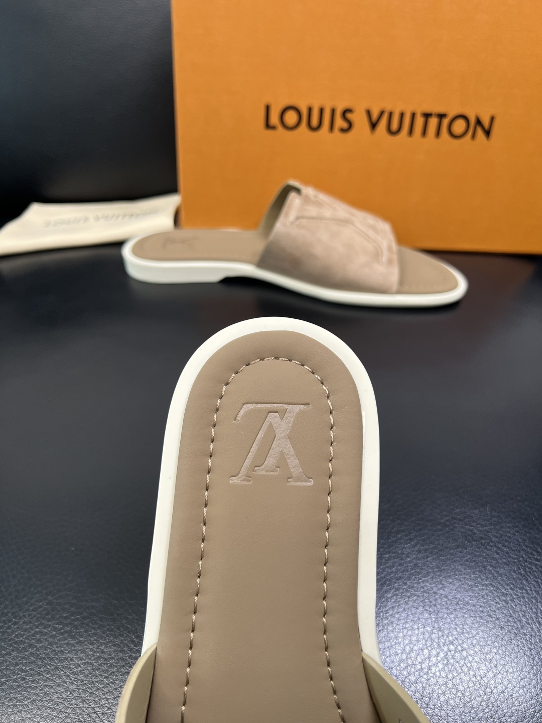 Lv 高品质 顶级工艺品 路易威登，拖鞋 专柜同步原厂配置，鞋面意大利进口，高品质拼接缤纷色彩复杂工艺品