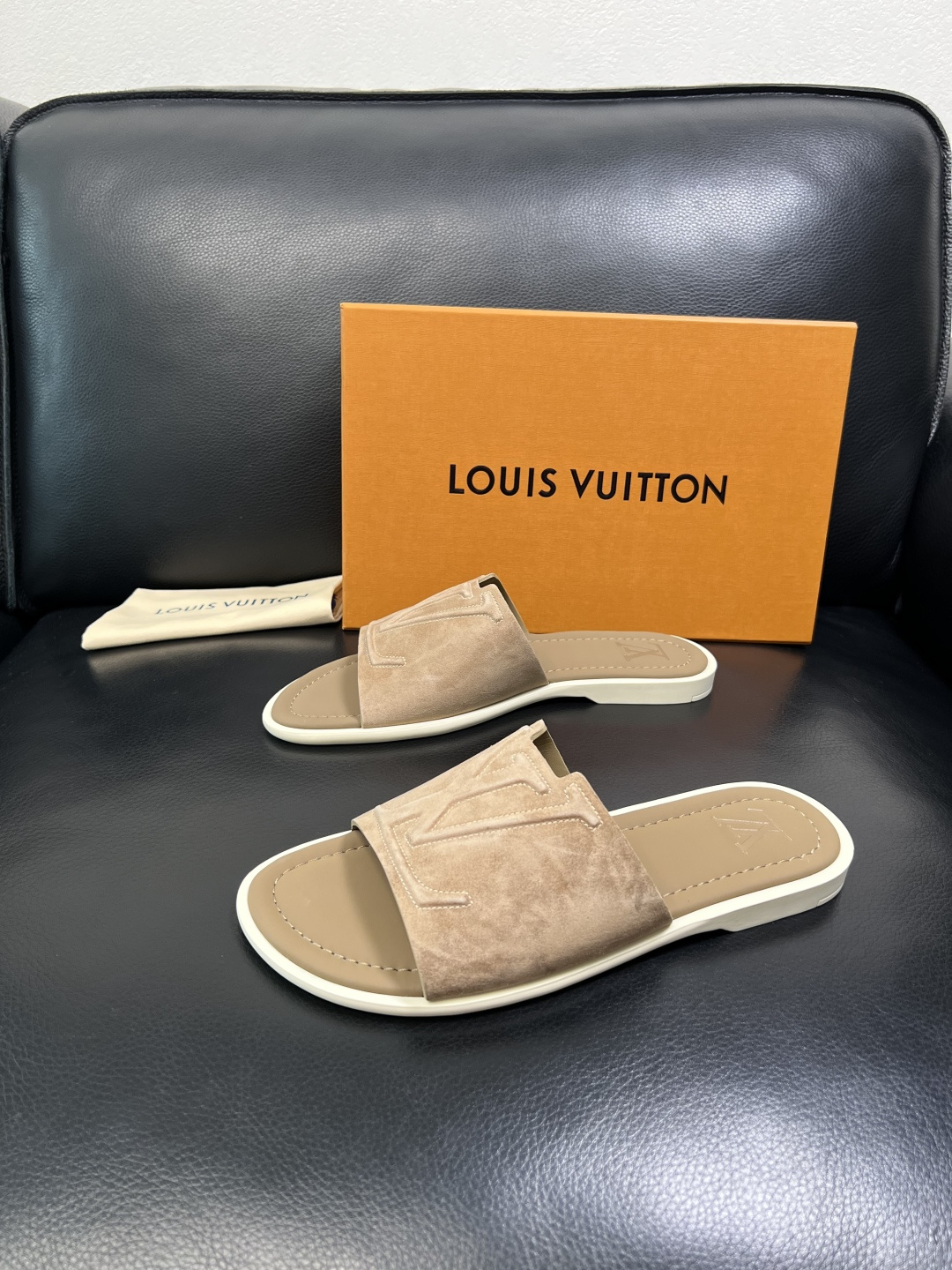 Lv 高品质 顶级工艺品 路易威登，拖鞋 专柜同步原厂配置，鞋面意大利进口，高品质拼接缤纷色彩复杂工艺品