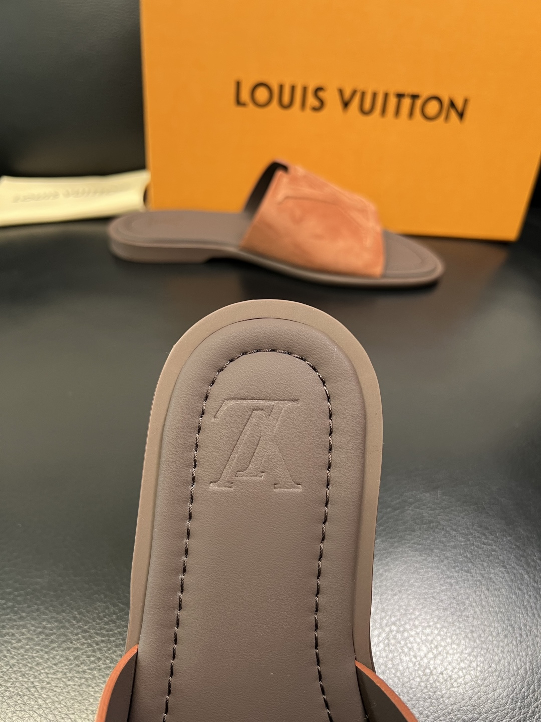 Lv 高品质 顶级工艺品 路易威登，拖鞋 专柜同步原厂配置，鞋面意大利进口，高品质拼接缤纷色彩复杂工艺品