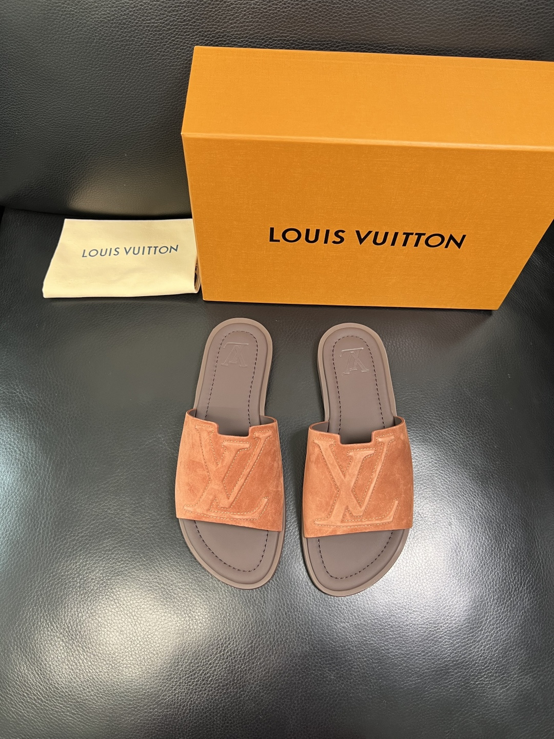 Lv 高品质 顶级工艺品 路易威登，拖鞋 专柜同步原厂配置，鞋面意大利进口，高品质拼接缤纷色彩复杂工艺品