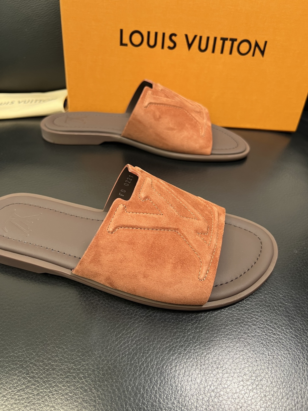 Lv 高品质 顶级工艺品 路易威登，拖鞋 专柜同步原厂配置，鞋面意大利进口，高品质拼接缤纷色彩复杂工艺品