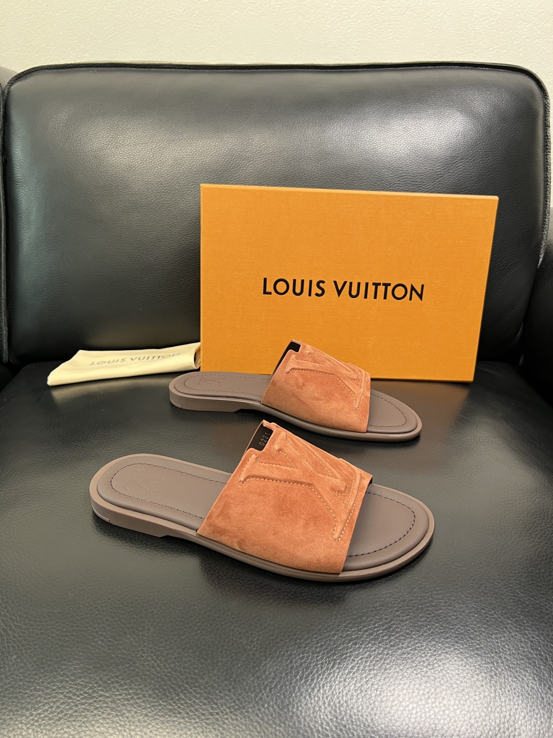 Lv 高品质 顶级工艺品 路易威登，拖鞋 专柜同步原厂配置，鞋面意大利进口，高品质拼接缤纷色彩复杂工艺品