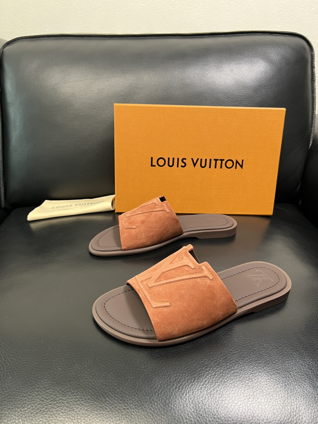 Lv 高品质 顶级工艺品 路易威登，拖鞋 专柜同步原厂配置，鞋面意大利进口，高品质拼接缤纷色彩复杂工艺品