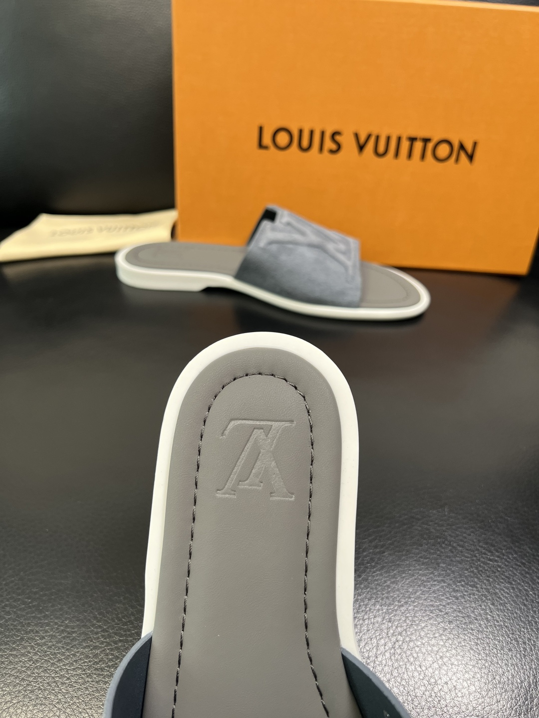 Lv 高品质 顶级工艺品 路易威登，拖鞋 专柜同步原厂配置，鞋面意大利进口，高品质拼接缤纷色彩复杂工艺品