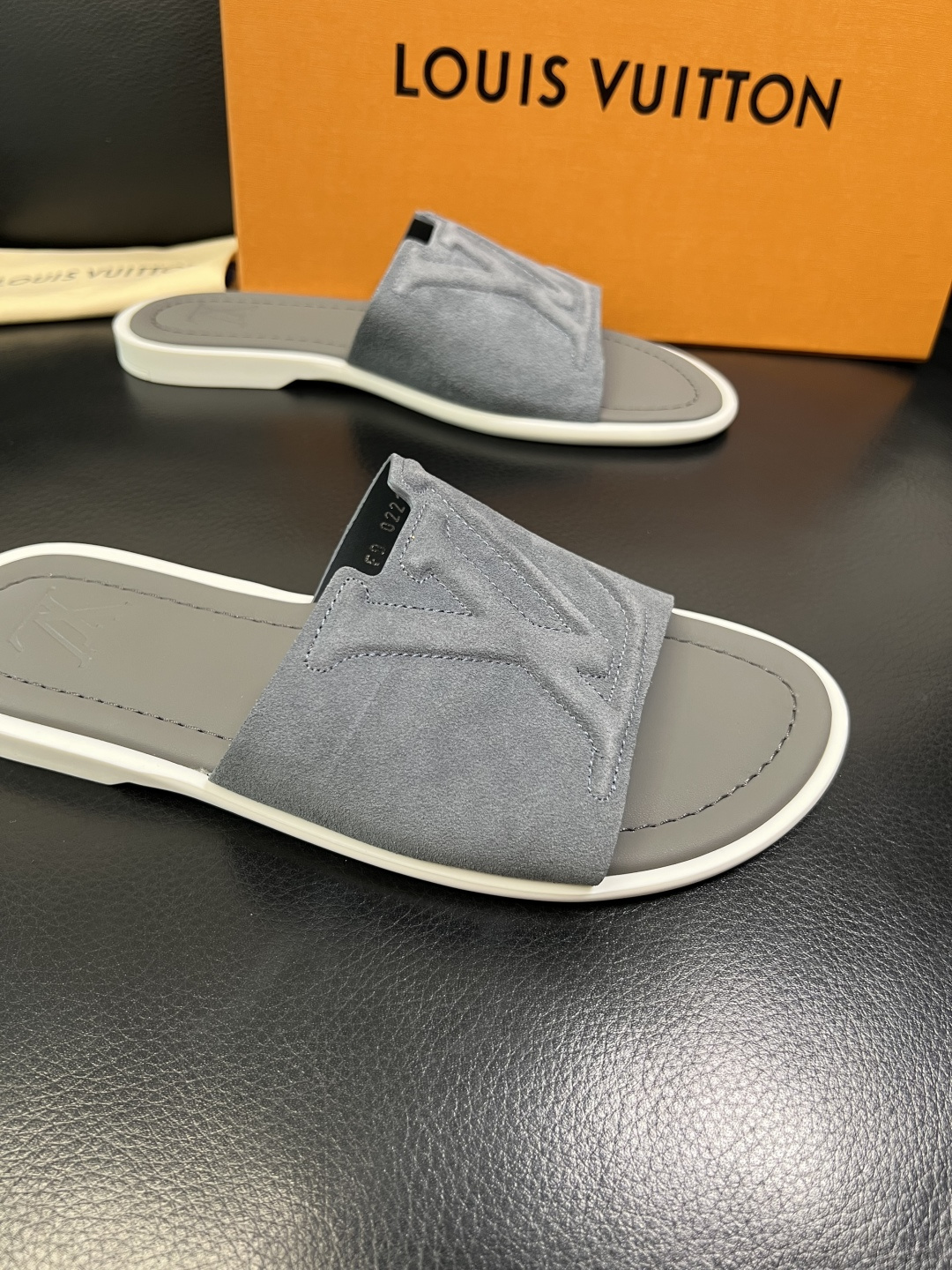Lv 高品质 顶级工艺品 路易威登，拖鞋 专柜同步原厂配置，鞋面意大利进口，高品质拼接缤纷色彩复杂工艺品