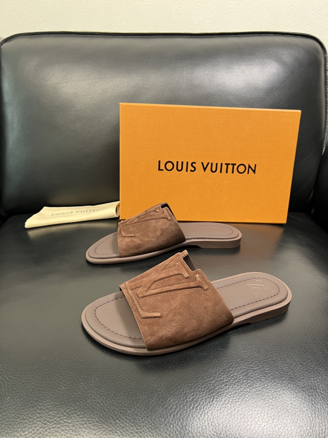 Lv 高品质 顶级工艺品 路易威登，拖鞋 专柜同步原厂配置，鞋面意大利进口，高品质拼接缤纷色彩复杂工艺品