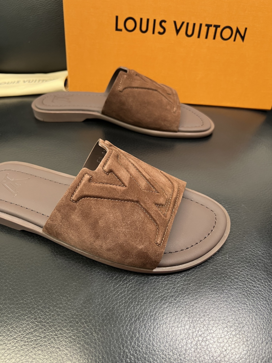 Lv 高品质 顶级工艺品 路易威登，拖鞋 专柜同步原厂配置，鞋面意大利进口，高品质拼接缤纷色彩复杂工艺品
