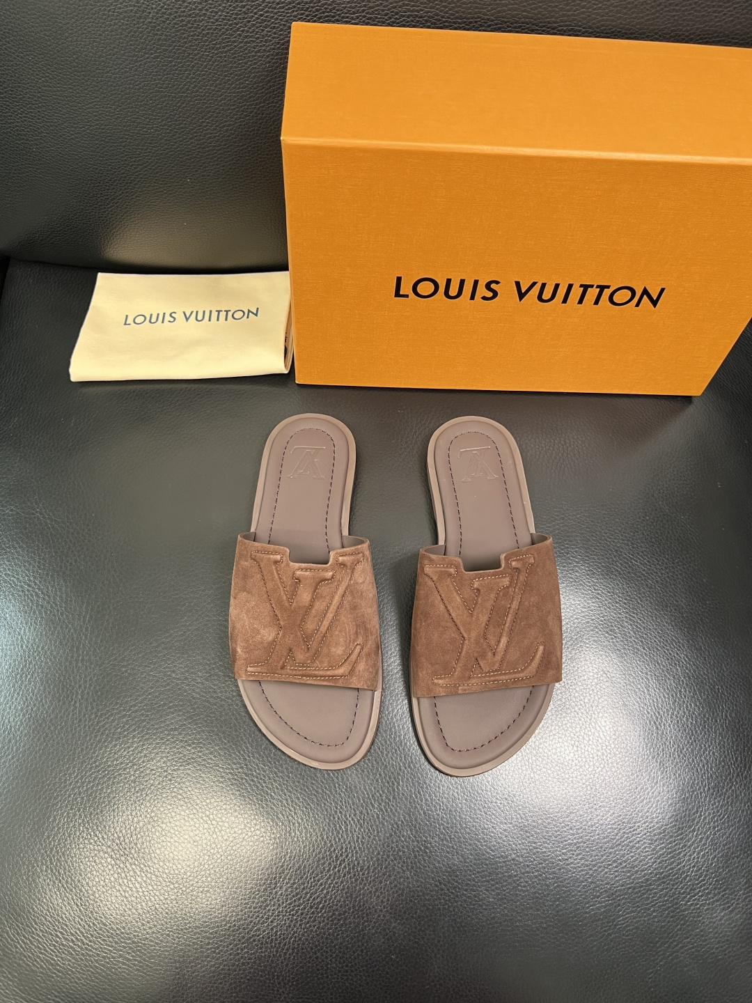 Lv 高品质 顶级工艺品 路易威登，拖鞋 专柜同步原厂配置，鞋面意大利进口，高品质拼接缤纷色彩复杂工艺品