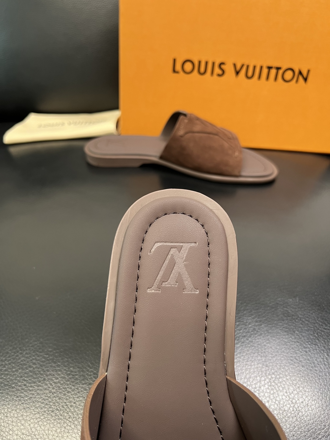 Lv 高品质 顶级工艺品 路易威登，拖鞋 专柜同步原厂配置，鞋面意大利进口，高品质拼接缤纷色彩复杂工艺品