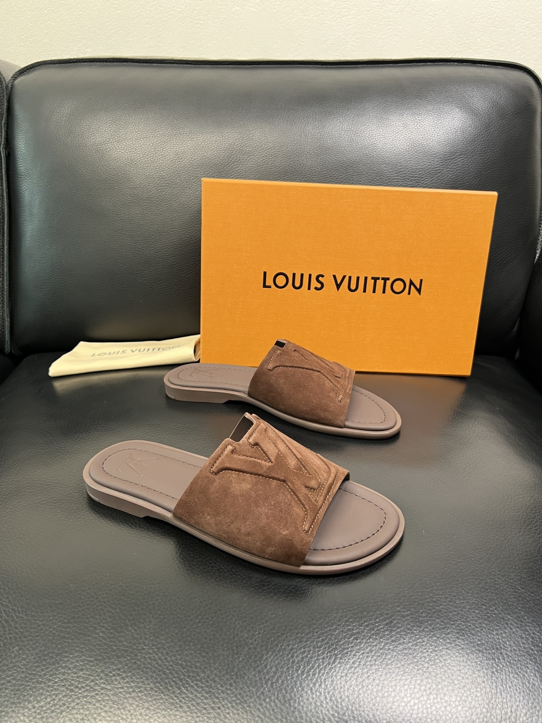 Lv 高品质 顶级工艺品 路易威登，拖鞋 专柜同步原厂配置，鞋面意大利进口，高品质拼接缤纷色彩复杂工艺品