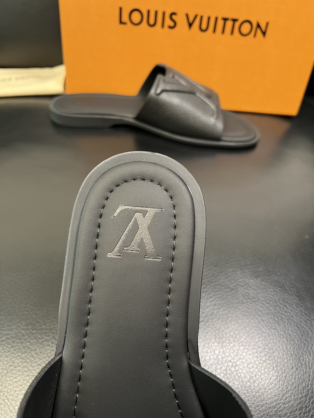 Lv 高品质 顶级工艺品 路易威登，拖鞋 专柜同步原厂配置，鞋面意大利进口，高品质拼接缤纷色彩复杂工艺品