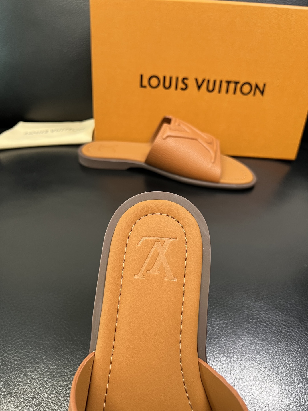 Lv 高品质 顶级工艺品 路易威登，拖鞋 专柜同步原厂配置，鞋面意大利进口，高品质拼接缤纷色彩复杂工艺品