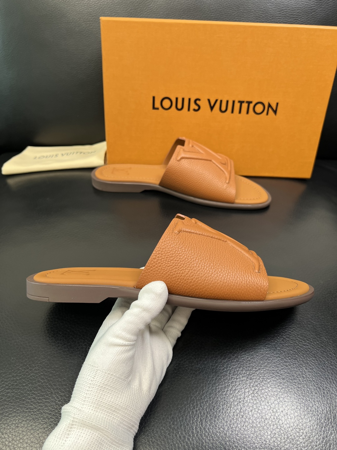 Lv 高品质 顶级工艺品 路易威登，拖鞋 专柜同步原厂配置，鞋面意大利进口，高品质拼接缤纷色彩复杂工艺品