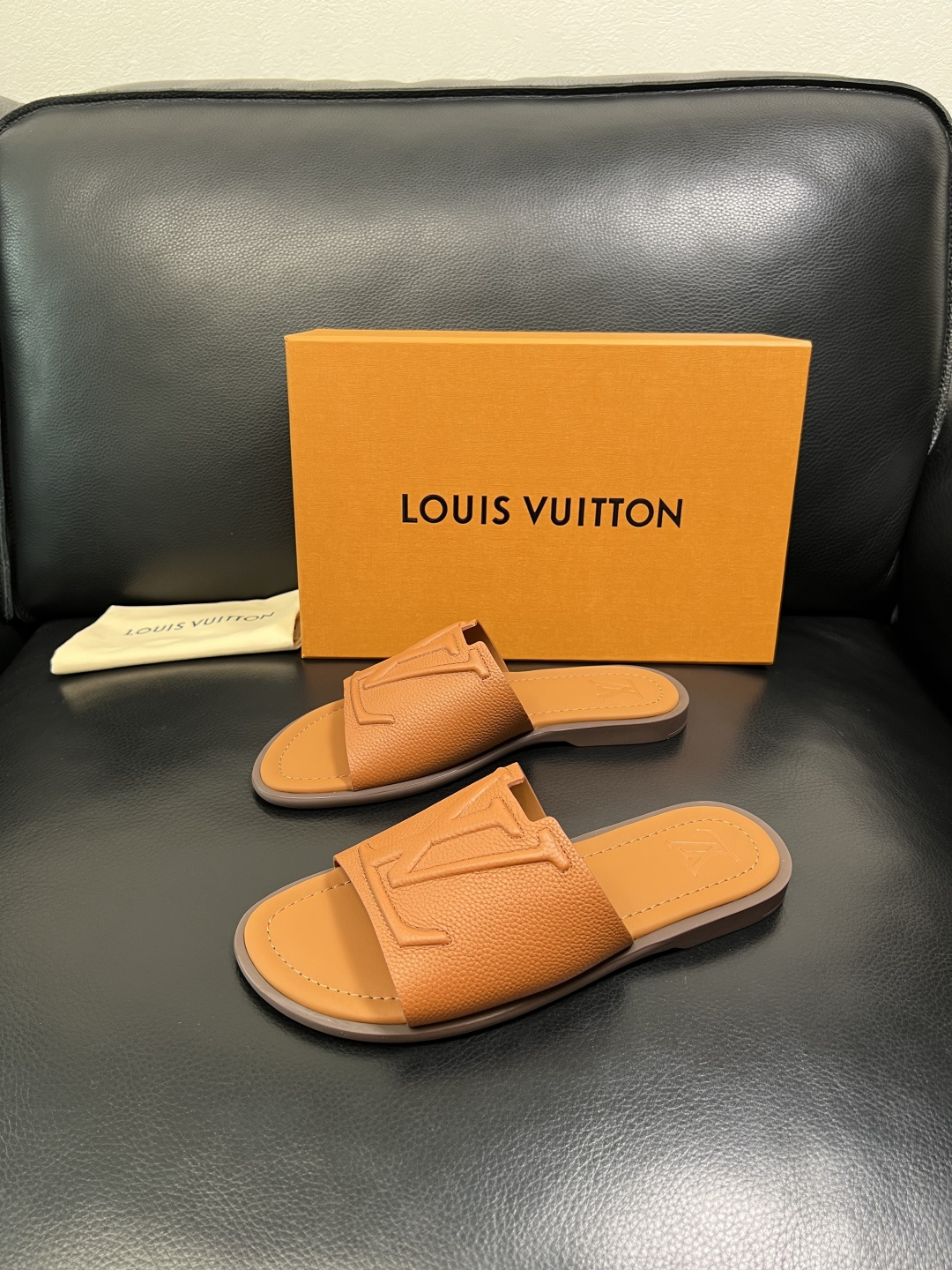 Lv 高品质 顶级工艺品 路易威登，拖鞋 专柜同步原厂配置，鞋面意大利进口，高品质拼接缤纷色彩复杂工艺品