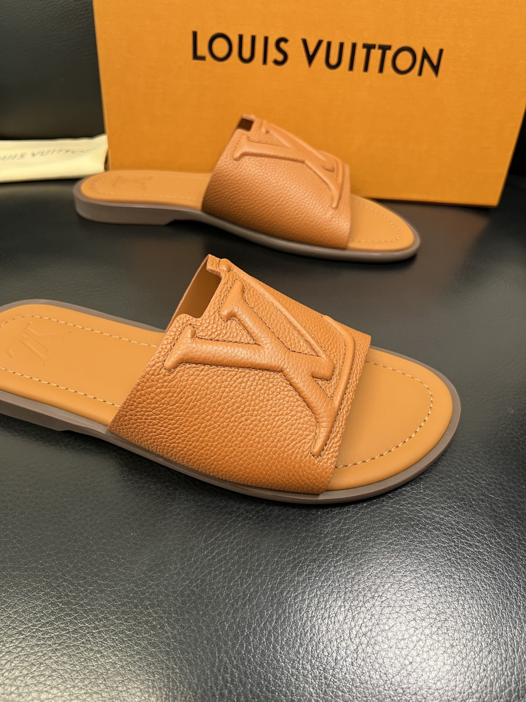 Lv 高品质 顶级工艺品 路易威登，拖鞋 专柜同步原厂配置，鞋面意大利进口，高品质拼接缤纷色彩复杂工艺品
