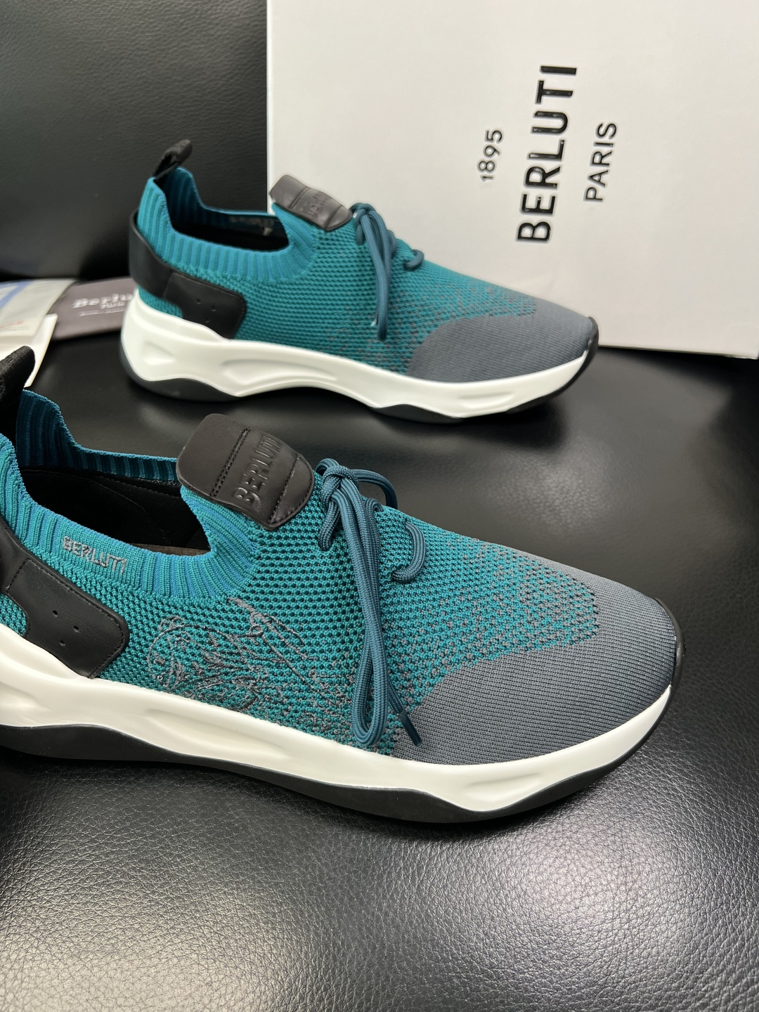 Berluti 顶级代购 布鲁提 专柜同步发售原厂配置，意大利进口飞织面料，全进口水染牛皮里垫，鞋底：原