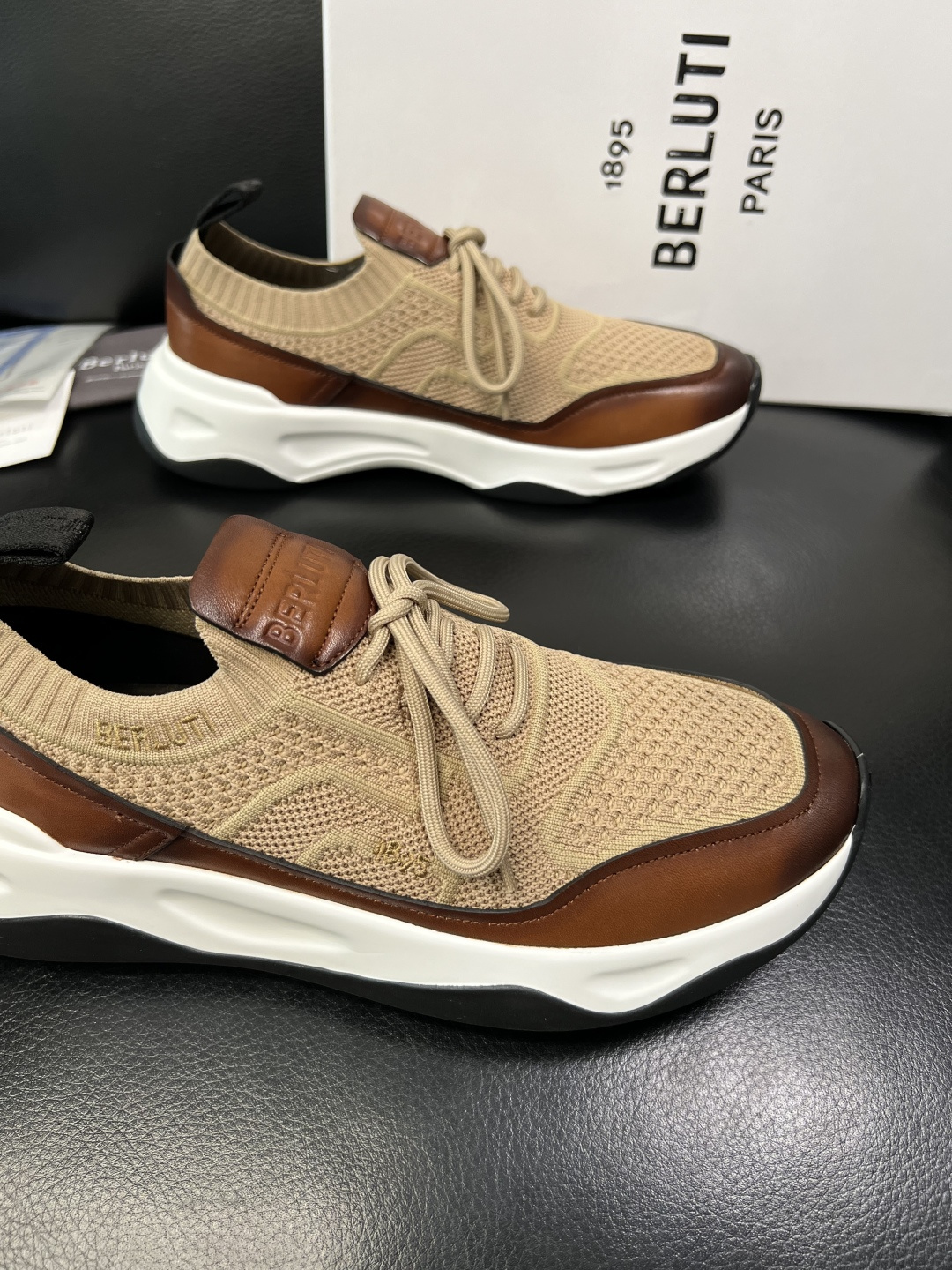 Berluti 顶级代购 布鲁提 专柜同步发售原厂配置，意大利进口飞织面料，全进口水染牛皮里垫，鞋底：原