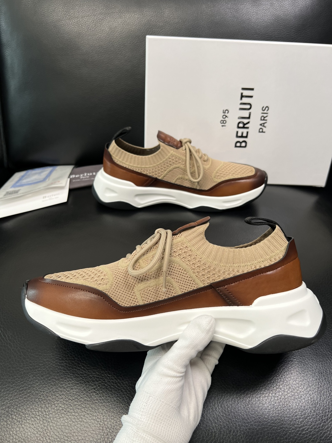 Berluti 顶级代购 布鲁提 专柜同步发售原厂配置，意大利进口飞织面料，全进口水染牛皮里垫，鞋底：原