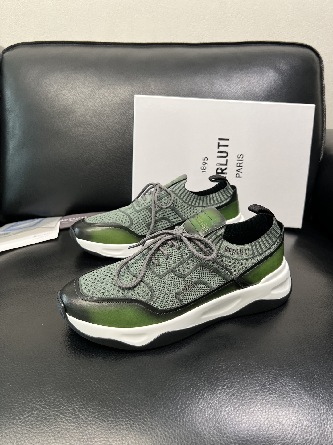 Berluti 顶级代购 布鲁提 专柜同步发售原厂配置，意大利进口飞织面料，全进口水染牛皮里垫，鞋底：原