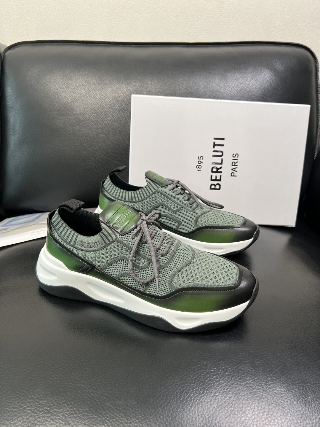 Berluti 顶级代购 布鲁提 专柜同步发售原厂配置，意大利进口飞织面料，全进口水染牛皮里垫，鞋底：原