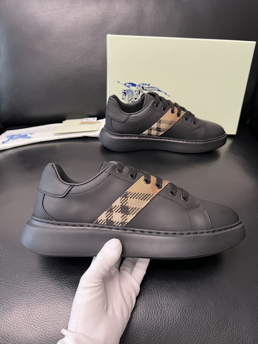 BURBERRY 顶级工艺品 巴宝莉 专柜同步，原厂配置意大利进口牛皮面料，高品质复杂拼接工艺，进口牛皮