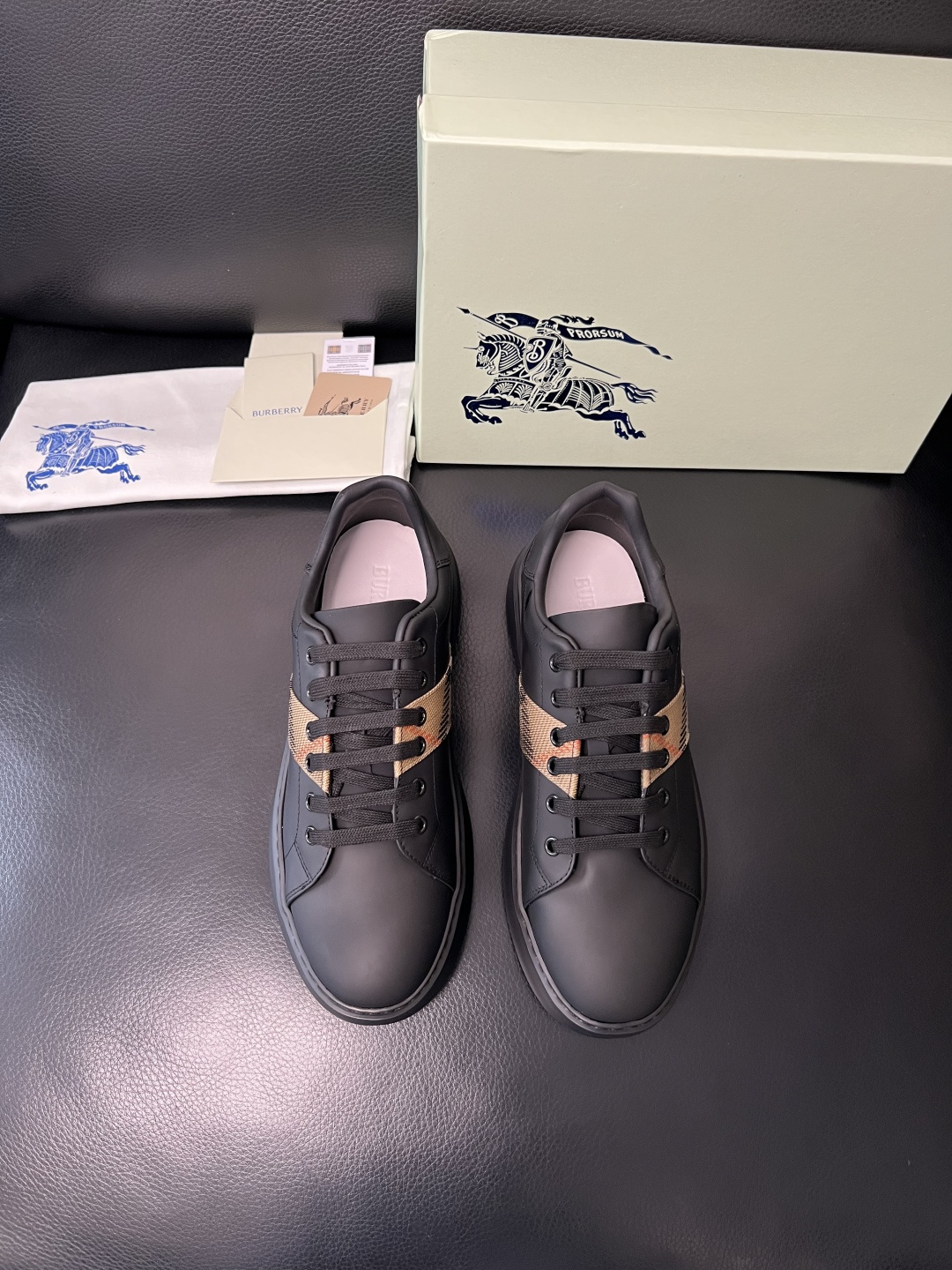 BURBERRY 顶级工艺品 巴宝莉 专柜同步，原厂配置意大利进口牛皮面料，高品质复杂拼接工艺，进口牛皮