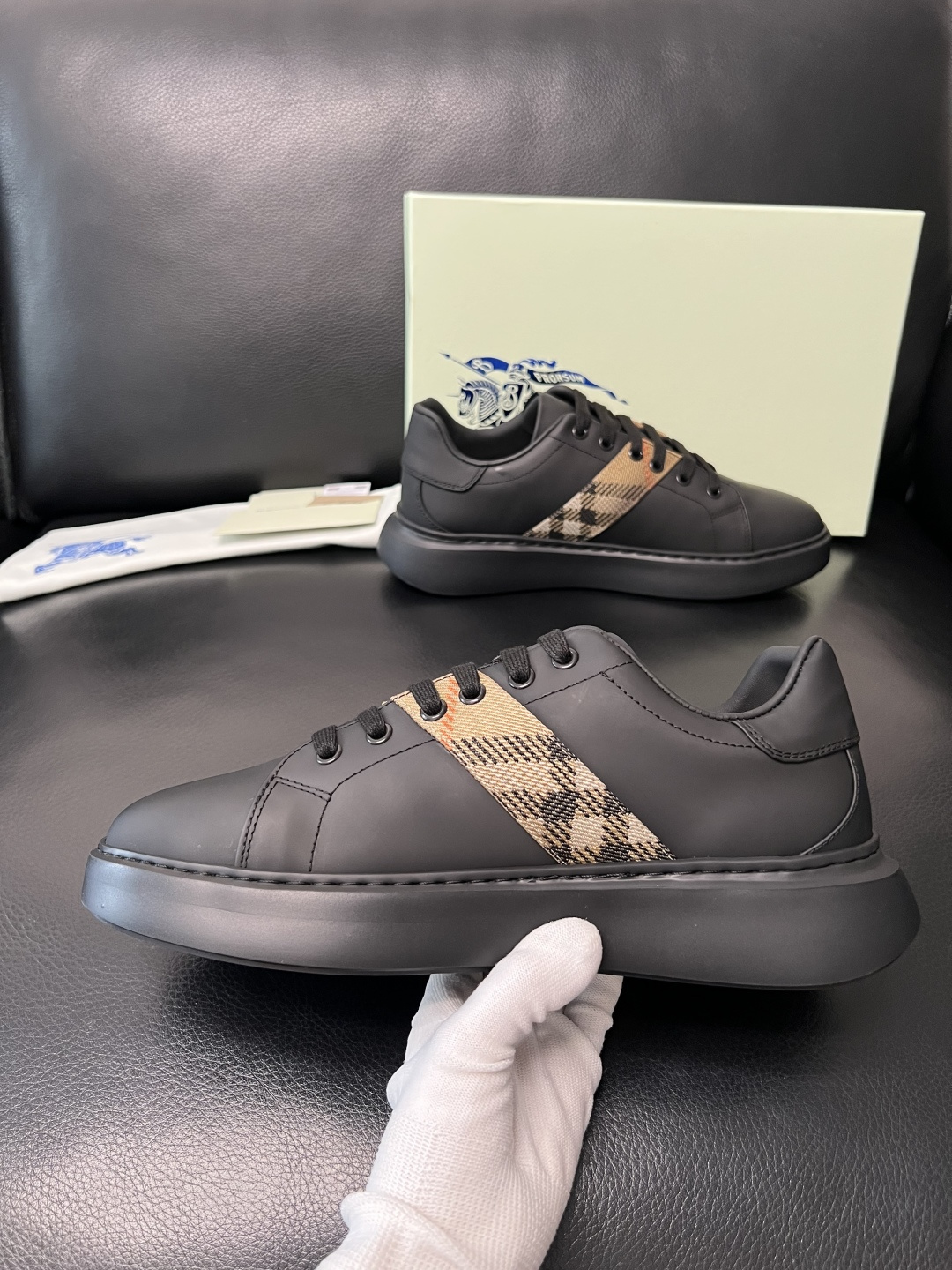 BURBERRY 顶级工艺品 巴宝莉 专柜同步，原厂配置意大利进口牛皮面料，高品质复杂拼接工艺，进口牛皮