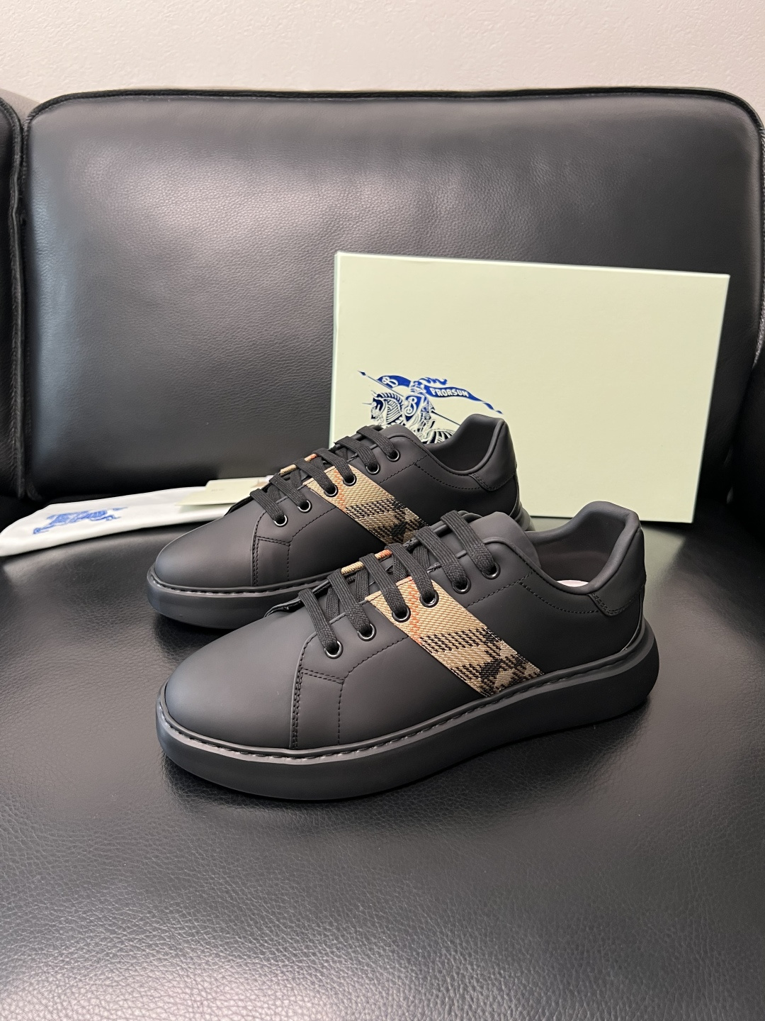 BURBERRY 顶级工艺品 巴宝莉 专柜同步，原厂配置意大利进口牛皮面料，高品质复杂拼接工艺，进口牛皮