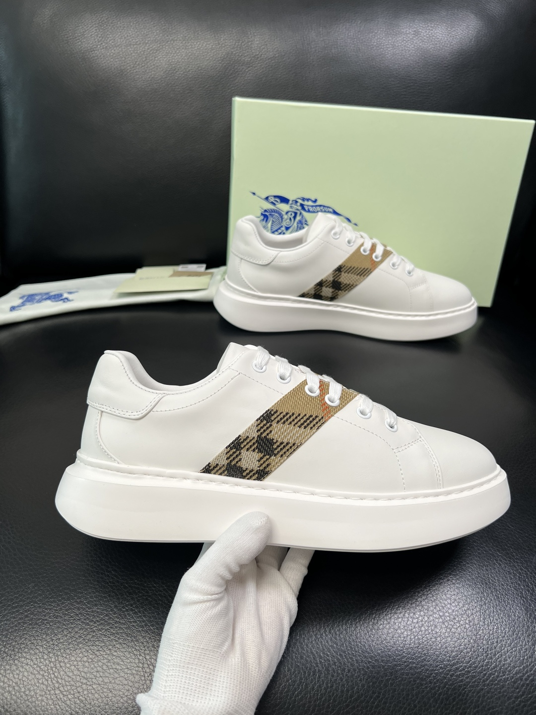 BURBERRY 顶级工艺品 巴宝莉 专柜同步，原厂配置意大利进口牛皮面料，高品质复杂拼接工艺，进口牛皮