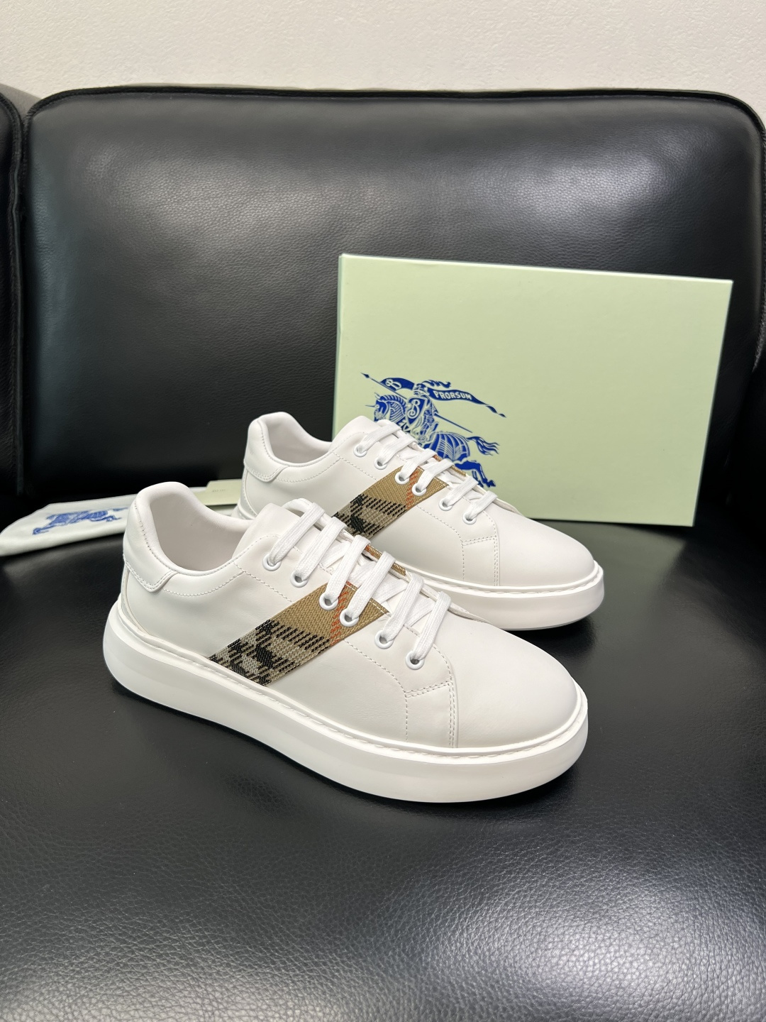 BURBERRY 顶级工艺品 巴宝莉 专柜同步，原厂配置意大利进口牛皮面料，高品质复杂拼接工艺，进口牛皮