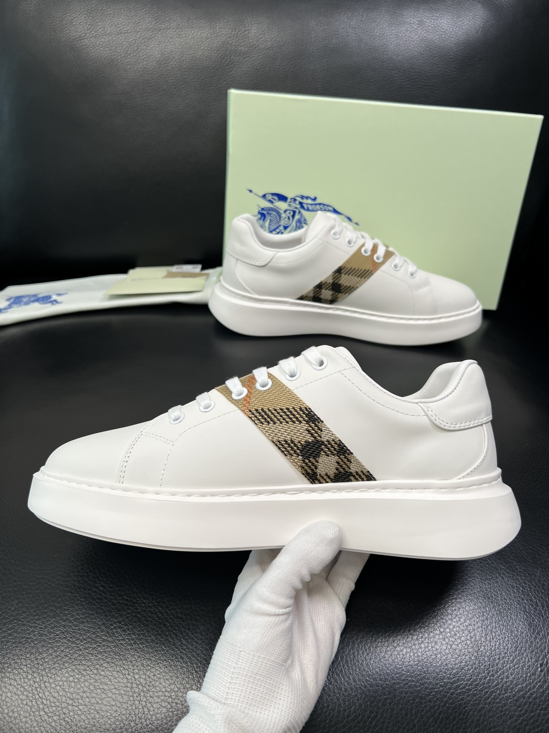 BURBERRY 顶级工艺品 巴宝莉 专柜同步，原厂配置意大利进口牛皮面料，高品质复杂拼接工艺，进口牛皮