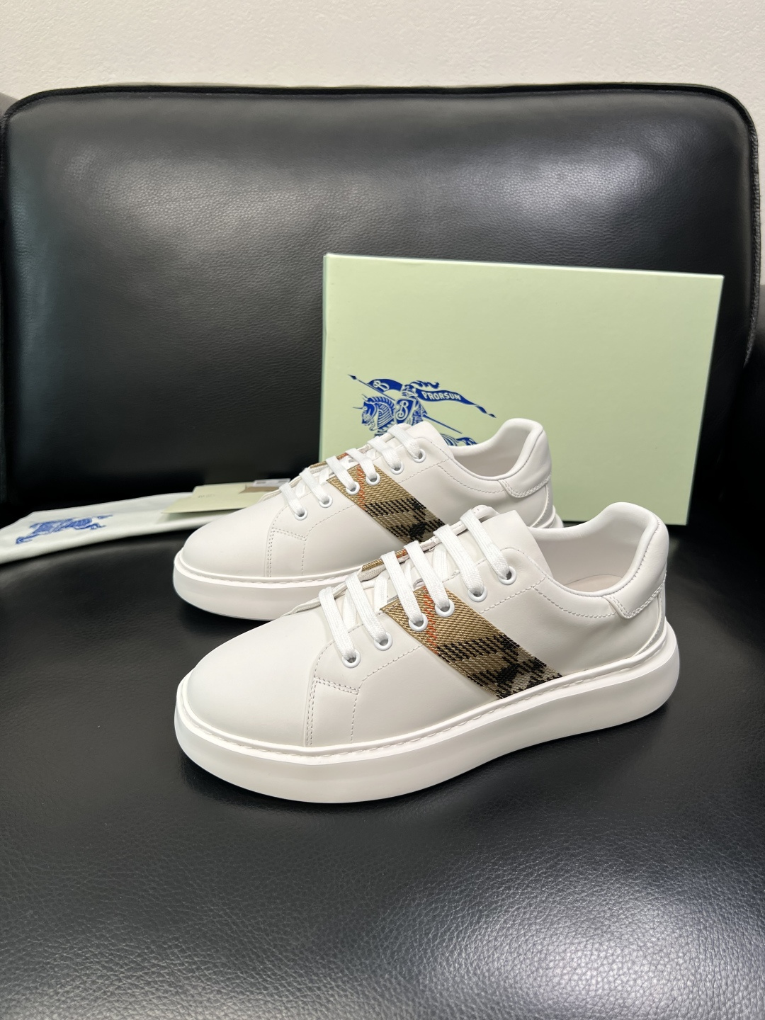 BURBERRY 顶级工艺品 巴宝莉 专柜同步，原厂配置意大利进口牛皮面料，高品质复杂拼接工艺，进口牛皮