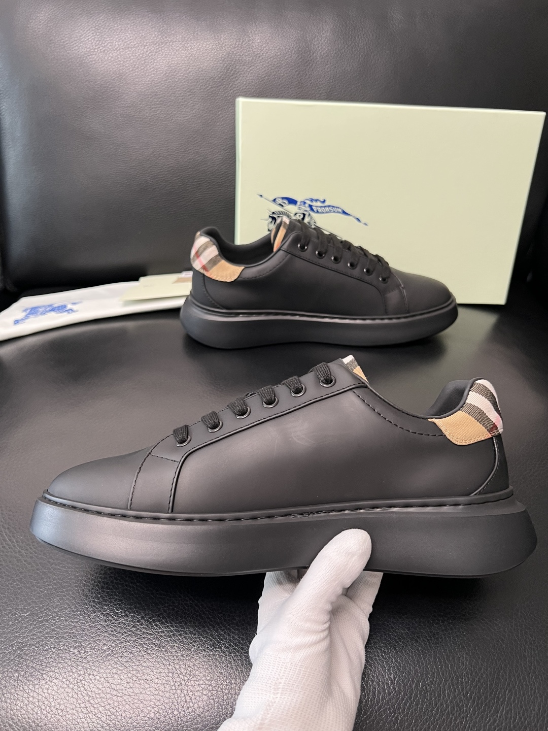 BURBERRY 顶级工艺品 巴宝莉 专柜同步，原厂配置意大利进口牛皮面料，高品质复杂拼接工艺，进口牛皮