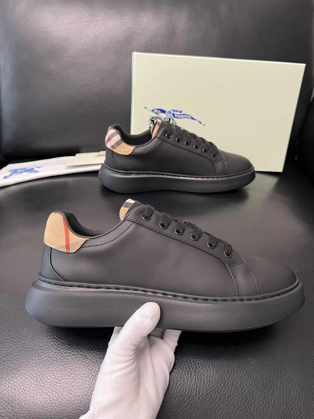 BURBERRY 顶级工艺品 巴宝莉 专柜同步，原厂配置意大利进口牛皮面料，高品质复杂拼接工艺，进口牛皮