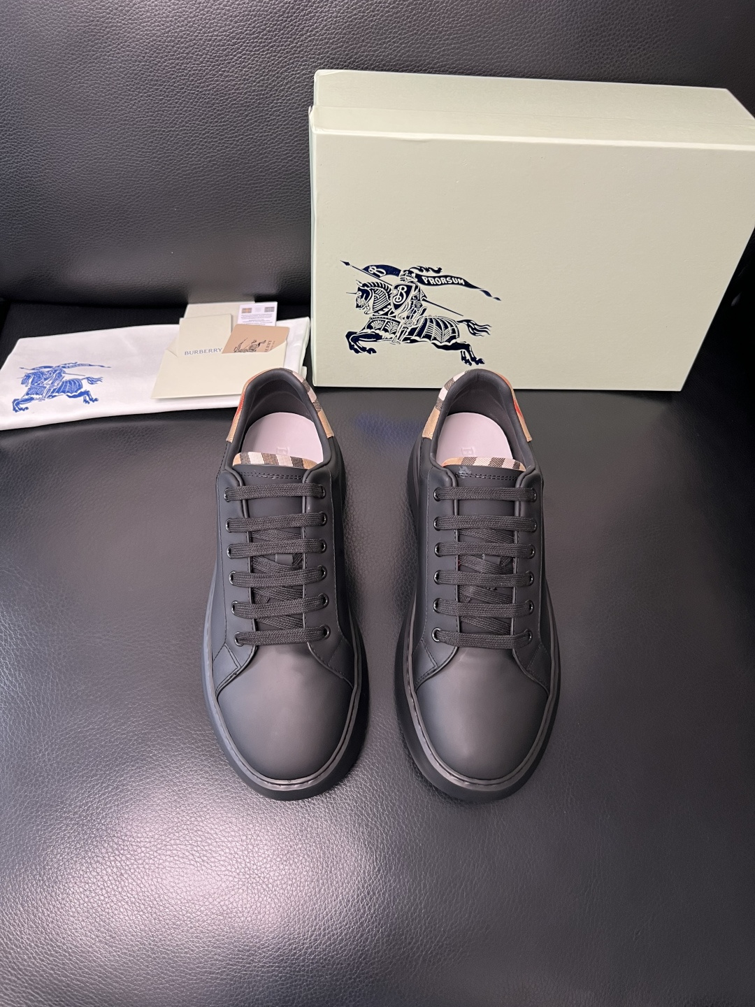 BURBERRY 顶级工艺品 巴宝莉 专柜同步，原厂配置意大利进口牛皮面料，高品质复杂拼接工艺，进口牛皮