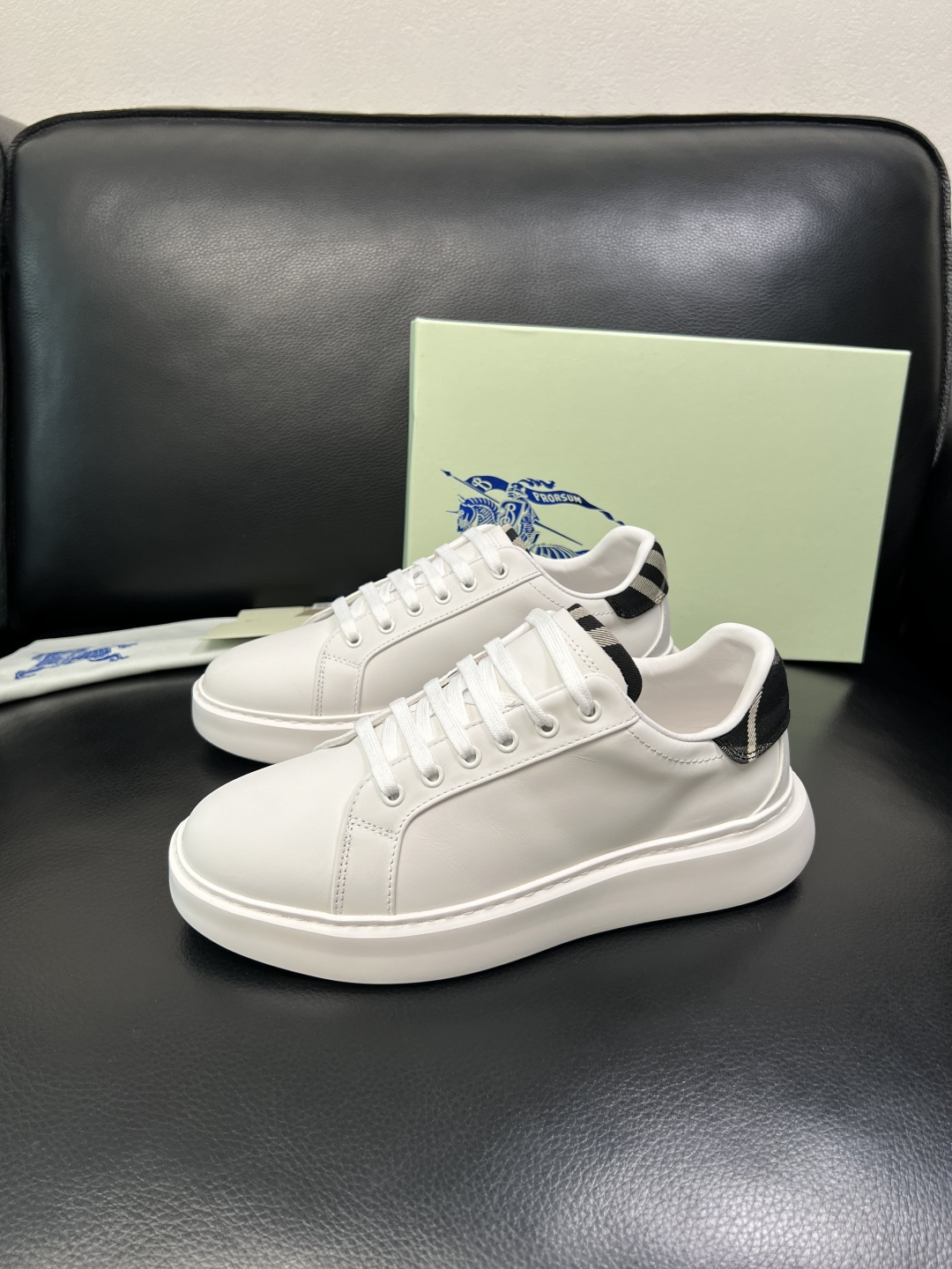 BURBERRY 顶级工艺品 巴宝莉 专柜同步，原厂配置意大利进口牛皮面料，高品质复杂拼接工艺，进口牛皮