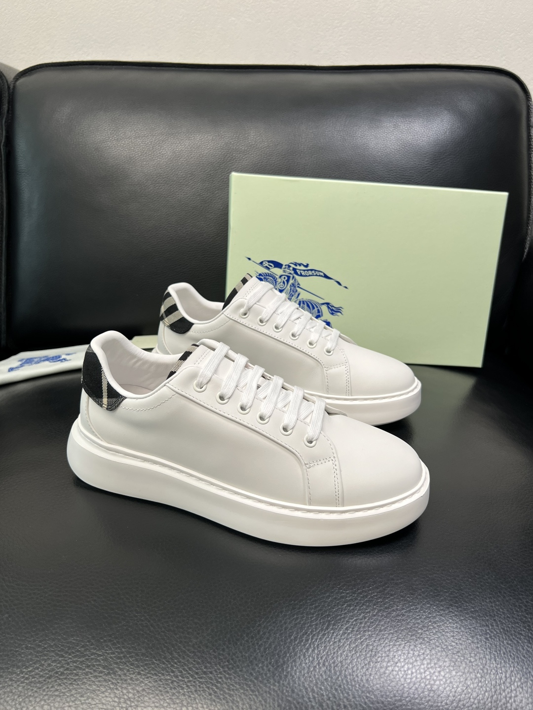 BURBERRY 顶级工艺品 巴宝莉 专柜同步，原厂配置意大利进口牛皮面料，高品质复杂拼接工艺，进口牛皮