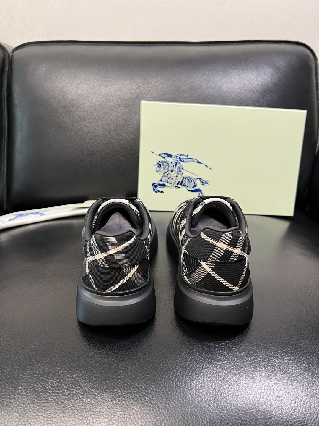 BURBERRY 顶级工艺品 巴宝莉 专柜同步，原厂配置意大利进口牛皮面料，高品质复杂拼接工艺，进口牛皮