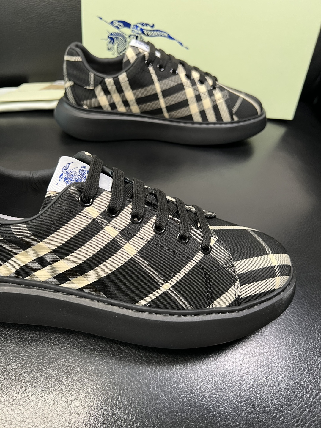 BURBERRY 顶级工艺品 巴宝莉 专柜同步，原厂配置意大利进口牛皮面料，高品质复杂拼接工艺，进口牛皮