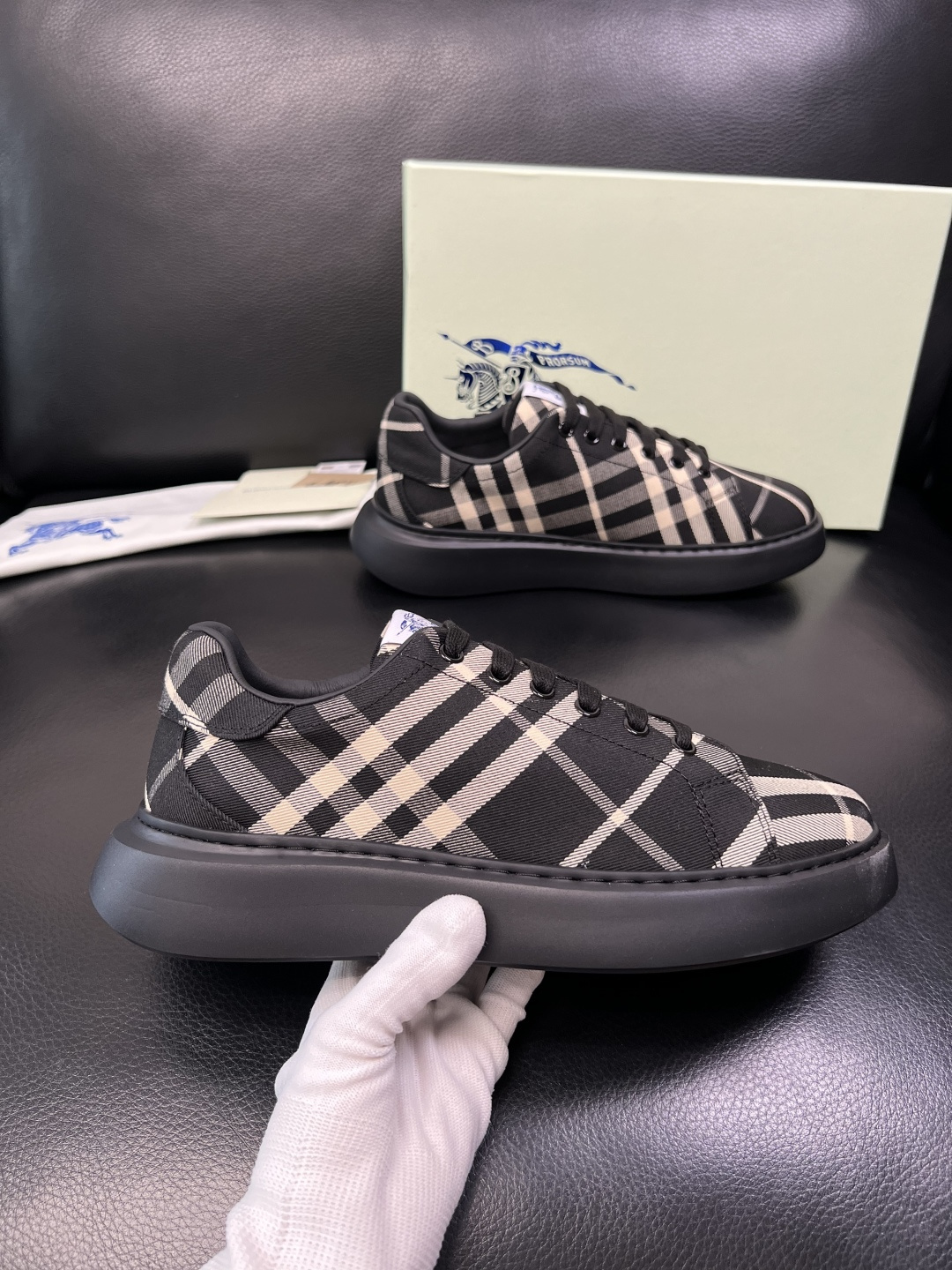 BURBERRY 顶级工艺品 巴宝莉 专柜同步，原厂配置意大利进口牛皮面料，高品质复杂拼接工艺，进口牛皮
