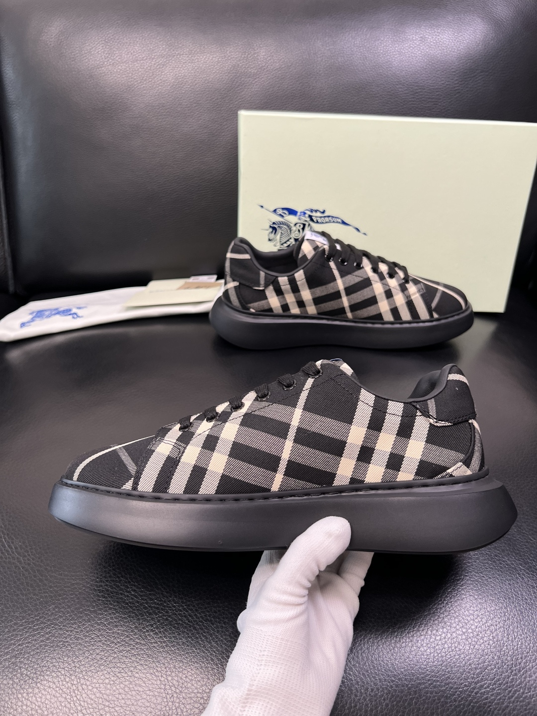 BURBERRY 顶级工艺品 巴宝莉 专柜同步，原厂配置意大利进口牛皮面料，高品质复杂拼接工艺，进口牛皮