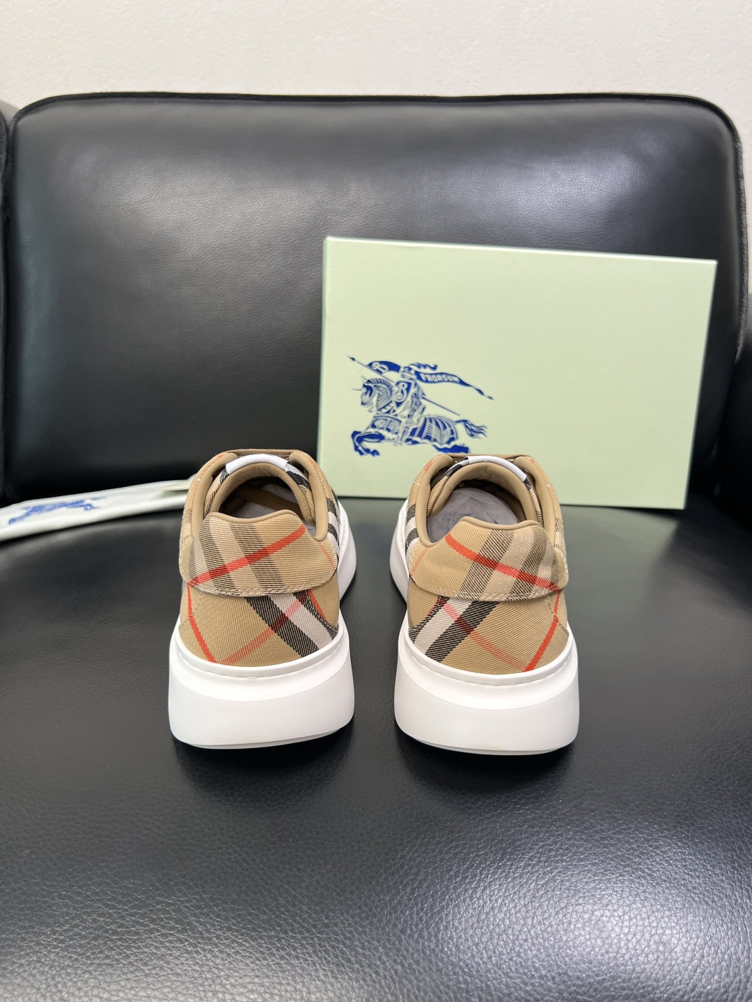 BURBERRY 顶级工艺品 巴宝莉 专柜同步，原厂配置意大利进口牛皮面料，高品质复杂拼接工艺，进口牛皮