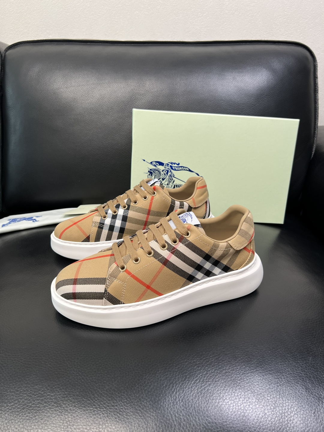 BURBERRY 顶级工艺品 巴宝莉 专柜同步，原厂配置意大利进口牛皮面料，高品质复杂拼接工艺，进口牛皮