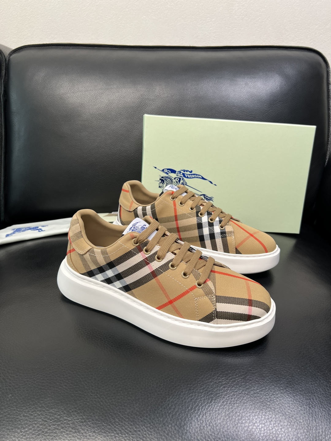 BURBERRY 顶级工艺品 巴宝莉 专柜同步，原厂配置意大利进口牛皮面料，高品质复杂拼接工艺，进口牛皮